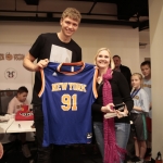 Kuzminskas pasirašė marškinėlius loterijos laimėtojai. (NBPA)