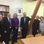 2017 lapkritį, Jūratė Kazickaitė su Panevežio V. Žemkalnio gimnazijos direktoriumi ir mokytojais.