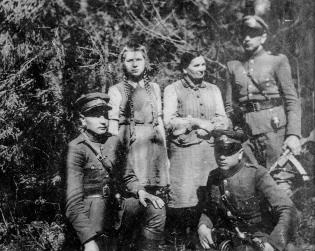 Three brothers of A. Kentra – Rūtenis (standing), Tauras (kneeling), Sakalas (sitting), sister Snaigė and mother, nom de guerre Motinėlė, 1949