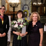 Premijos laureatė Rita Miliūnaitė su KFF Vilniaus biuro direktore Agne Vertelkaite ir Lietuvių kalbos draugijos valdybos pirmininke prof. dr. Genovaitė Kačiuškienė