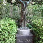 Kazickų šeimos antkapis, skulpt. V.Vildžiūnas, Yst Hemptonas, NY, USA